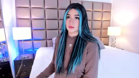 Snapshot of annyhizzle chatting on 02/17/25, 09:30 online show from 02/17/25, 09:30