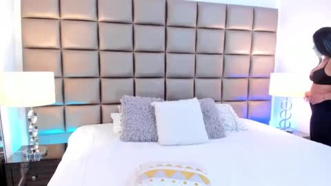 Snapshot of annyhizzle chatting on 02/24/25, 10:25 online show from 02/24/25, 10:25