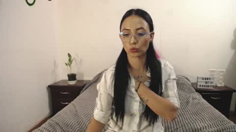 Snapshot of annyroberts_89 chatting on 01/25/25, 11:32 Anny online show from 01/25/25, 11:32
