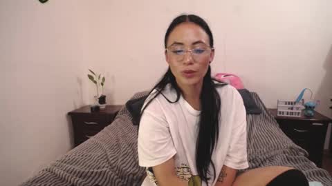 Snapshot of annyroberts_89 chatting on 03/01/25, 02:04 Anny online show from 03/01/25, 02:04