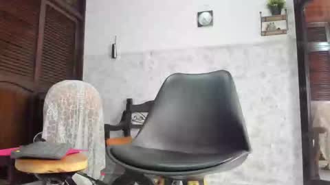 Snapshot of annyrouse222 chatting on 10/17/25, 04:31 dani online show from 10/17/25, 04:31