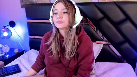 Snapshot of antonellalove_ chatting on 12/10/24, 09:11 My name is Andrea thumb up me please its important online show from 12/10/24, 09:11