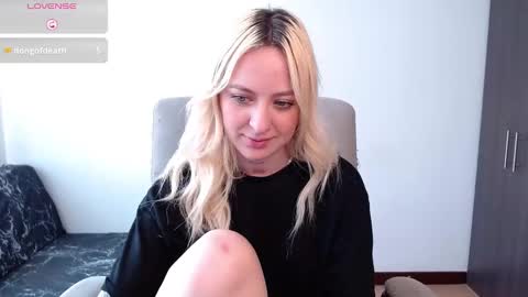 Snapshot of anttoniia chatting on 12/12/24, 05:04 Antonia online show from 12/12/24, 05:04