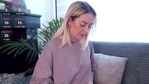 Snapshot of anttoniia chatting on 10/08/25, 04:37 Antonia online show from 10/08/25, 04:37