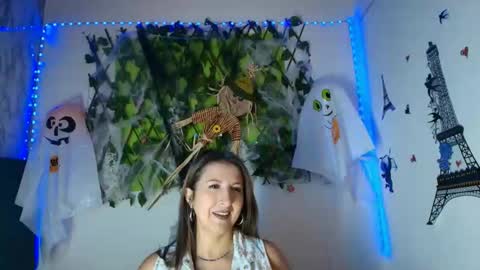 Snapshot of any_mour chatting on 10/28/25, 05:04 any mour online show from 10/28/25, 05:04