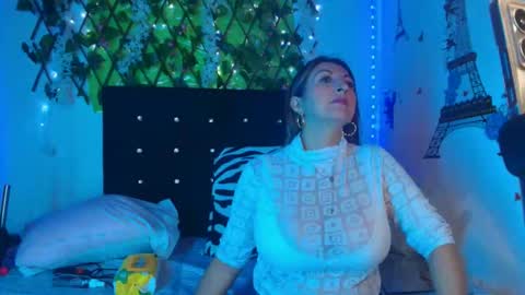 Snapshot of any_mour chatting on 11/18/25, 05:17 any mour online show from 11/18/25, 05:17