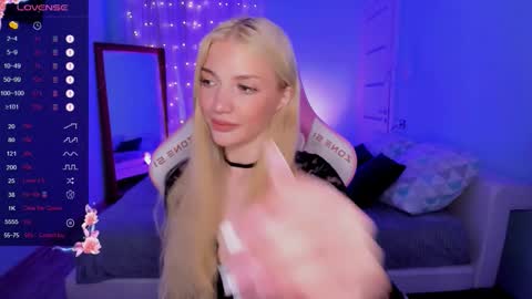 Snapshot of anyataylorr chatting on 10/25/25, 02:19 Anya online show from 10/25/25, 02:19