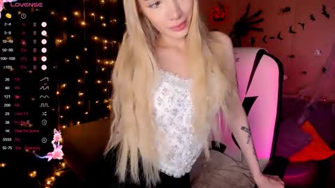 Snapshot of anyataylorr chatting on 10/31/25, 02:23 Anya online show from 10/31/25, 02:23