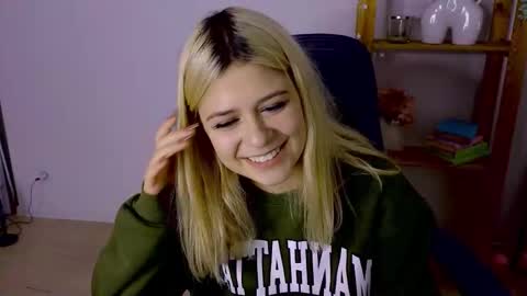 Snapshot of apheliastar chatting on 11/12/25, 03:12 ApheliaStar online show from 11/12/25, 03:12