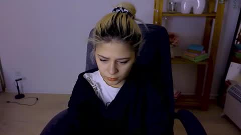 Snapshot of apheliastar chatting on 11/19/25, 04:07 ApheliaStar online show from 11/19/25, 04:07