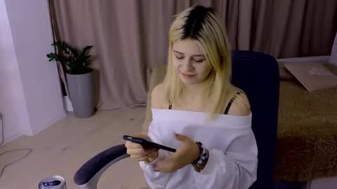 Snapshot of apheliastar chatting on 11/25/25, 04:07 ApheliaStar online show from 11/25/25, 04:07