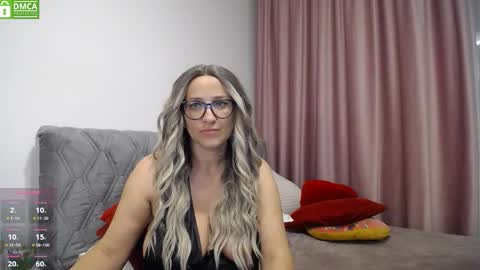 Snapshot of aphrodite32 chatting on 09/21/25, 11:50 Sarah online show from 09/21/25, 11:50