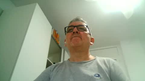 Snapshot of apixaba chatting on 09/22/25, 10:01 furry bear online show from 09/22/25, 10:01