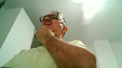 Snapshot of apixaba chatting on 09/28/25, 09:20 furry bear online show from 09/28/25, 09:20