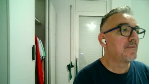 Snapshot of apixaba chatting on 10/06/25, 10:51 furry bear online show from 10/06/25, 10:51