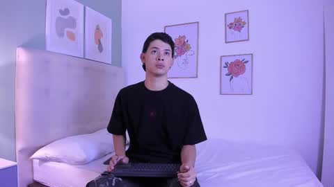 Snapshot of apoloricci chatting on 12/14/25, 07:18 Apolo twink online show from 12/14/25, 07:18