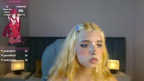 Snapshot of april__bunny chatting on 01/12/25, 01:11 April Bunny online show from 01/12/25, 01:11