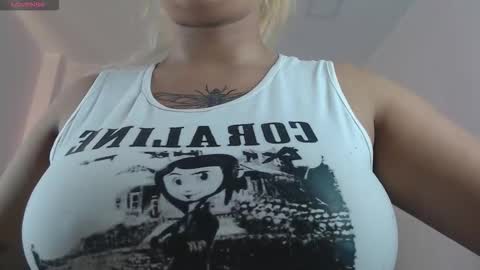 Snapshot of april__bunny chatting on 11/12/25, 01:44 April Bunny online show from 11/12/25, 01:44