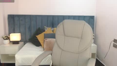 Snapshot of april__bunny chatting on 11/18/25, 08:57 April Bunny online show from 11/18/25, 08:57