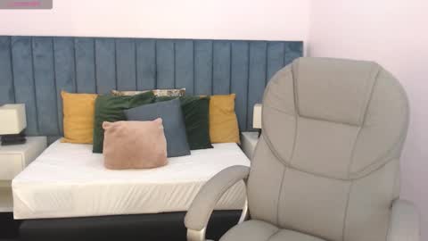 Snapshot of april__bunny chatting on 12/17/25, 08:04 April Bunny online show from 12/17/25, 08:04