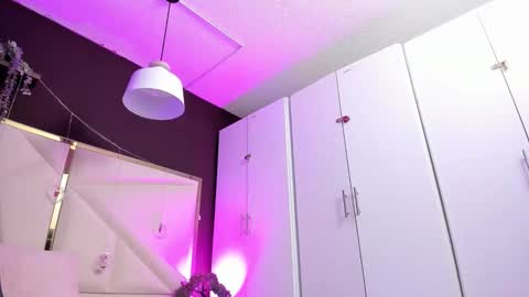 Snapshot of april_bowie chatting on 12/19/25, 11:28 April online show from 12/19/25, 11:28