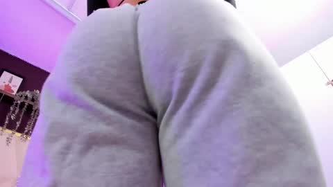 Snapshot of april_bowie chatting on 12/22/25, 11:51 April online show from 12/22/25, 11:51