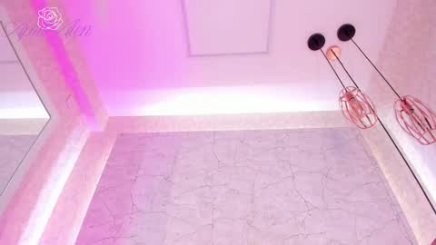 Snapshot of aprilalen chatting on 10/17/25, 06:38 April online show from 10/17/25, 06:38