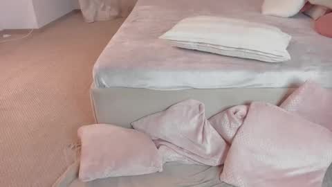 Laura online show from 11/19/25, 07:03