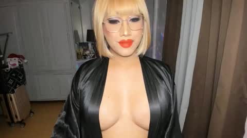 Snapshot of aqueenofcumxx chatting on 12/13/25, 09:31 Alicia online show from 12/13/25, 09:31