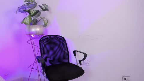 Snapshot of aradia_01 chatting on 01/18/25, 06:03 online show from 01/18/25, 06:03