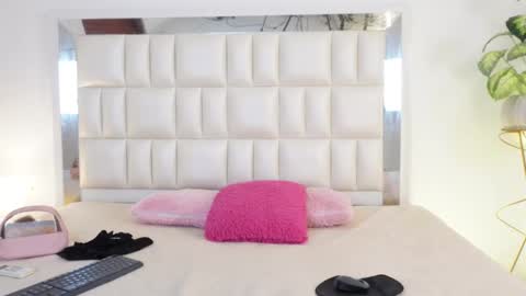 Snapshot of aradia_01 chatting on 02/28/25, 05:04 online show from 02/28/25, 05:04