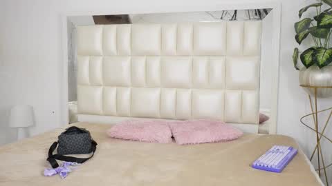 Snapshot of aradia_01 chatting on 09/16/25, 05:30 online show from 09/16/25, 05:30