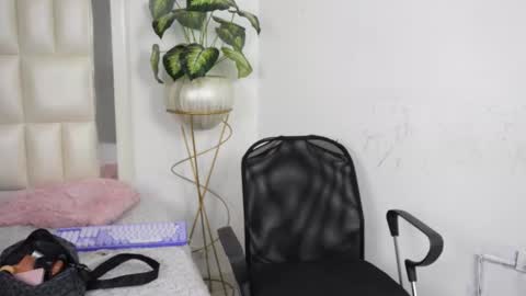 Snapshot of aradia_01 chatting on 09/24/25, 05:11 online show from 09/24/25, 05:11