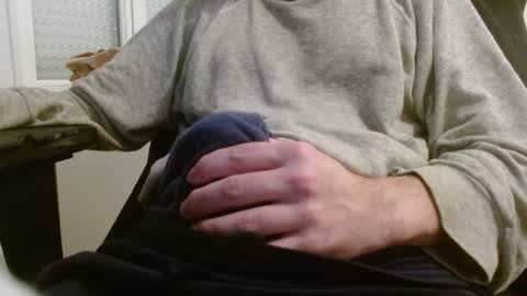 Snapshot of arekusan6 chatting on 12/30/24, 03:02 Arek online show from 12/30/24, 03:02