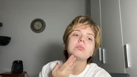 Snapshot of ari_crystal chatting on 02/02/26, 11:20 ari_crystal online show from 02/02/26, 11:20