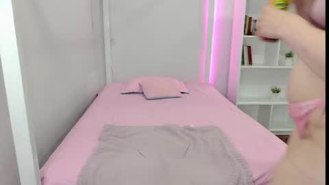 Snapshot of ari_rossee_ chatting on 10/15/25, 07:47 online show from 10/15/25, 07:47