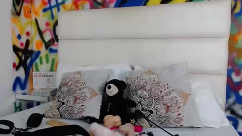 Snapshot of aria_martiin chatting on 12/18/24, 11:56 aria online show from 12/18/24, 11:56