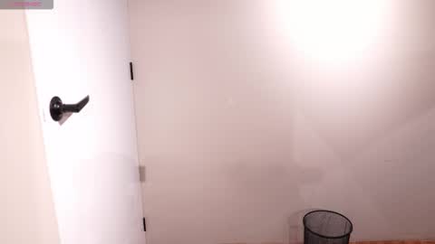 Snapshot of ariaa_isabell chatting on 10/28/25, 06:10 Ariaa online show from 10/28/25, 06:10