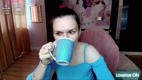 Snapshot of ariagrays chatting on 06/17/26, 12:29 AriaGray online show from 06/17/26, 12:29