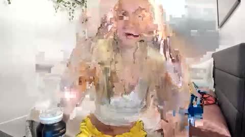 Snapshot of ariah_is_blonde chatting on 06/06/26, 10:25 Ariah online show from 06/06/26, 10:25