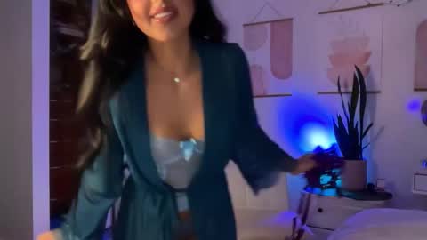 Aria  online show from 10/27/25, 02:04