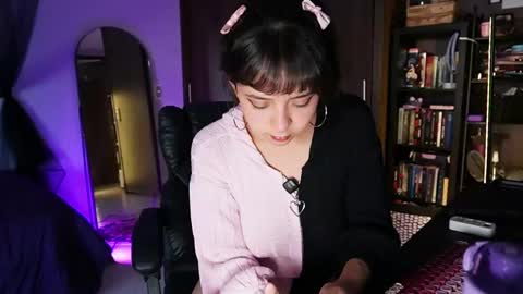 Snapshot of ariamoonlight chatting on 04/20/26, 01:25 online show from 04/20/26, 01:25