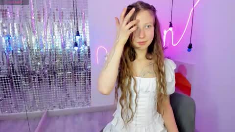 Snapshot of ariana_kin chatting on 12/16/25, 02:33 Ariana online show from 12/16/25, 02:33