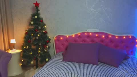 Snapshot of ariana_petite chatting on 12/18/24, 12:32 Ariana online show from 12/18/24, 12:32