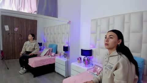  ariana  online show from 11/22/25, 04:39