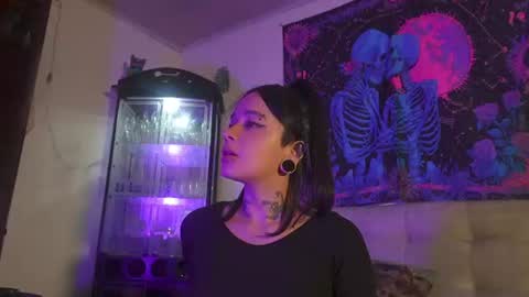 ariana_whitee online show from 07/18/26, 07:23