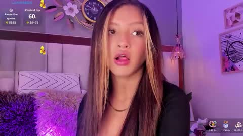 Snapshot of arianagolden_ chatting on 11/21/25, 04:49 Ariana online show from 11/21/25, 04:49