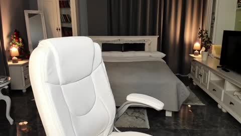 Ana online show from 12/29/24, 01:17