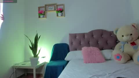 Snapshot of arianna_cute7 chatting on 11/17/25, 01:00 Arianna online show from 11/17/25, 01:00