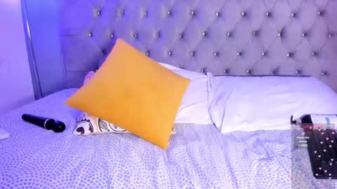 Snapshot of arianna_daviss chatting on 02/11/25, 11:01 online show from 02/11/25, 11:01